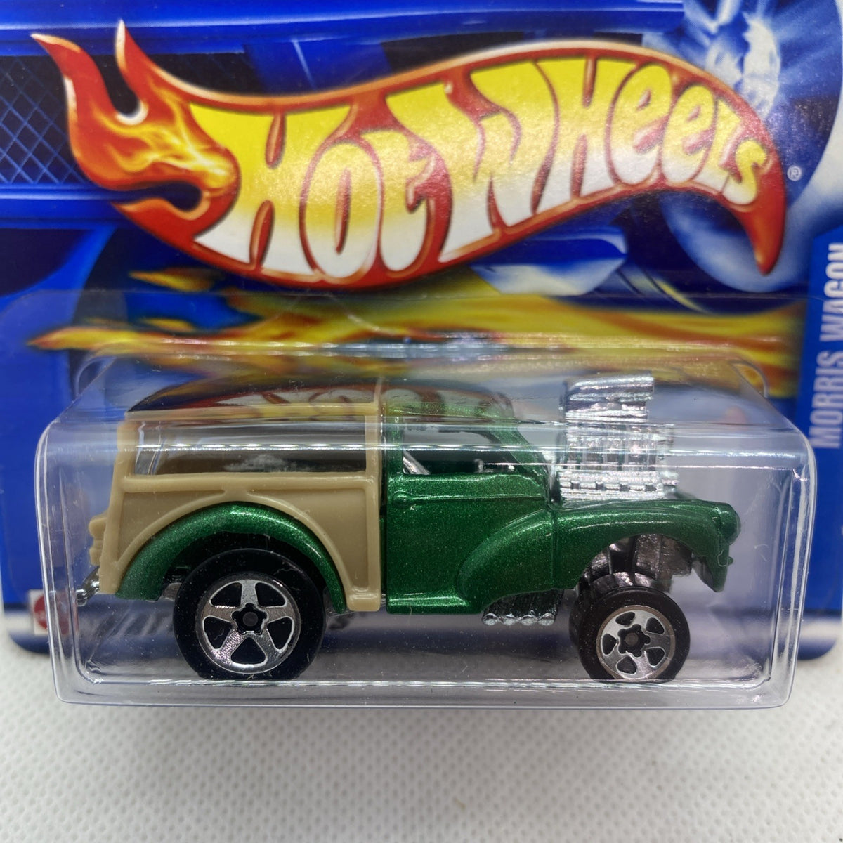 Hot Wheels Morris Wagon 2002 in blister, close-up of green body and tan panel